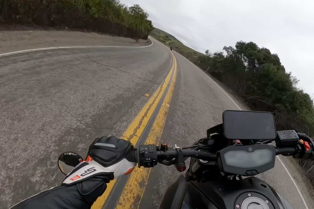 Yamaha MT-07 speedometer blurring example