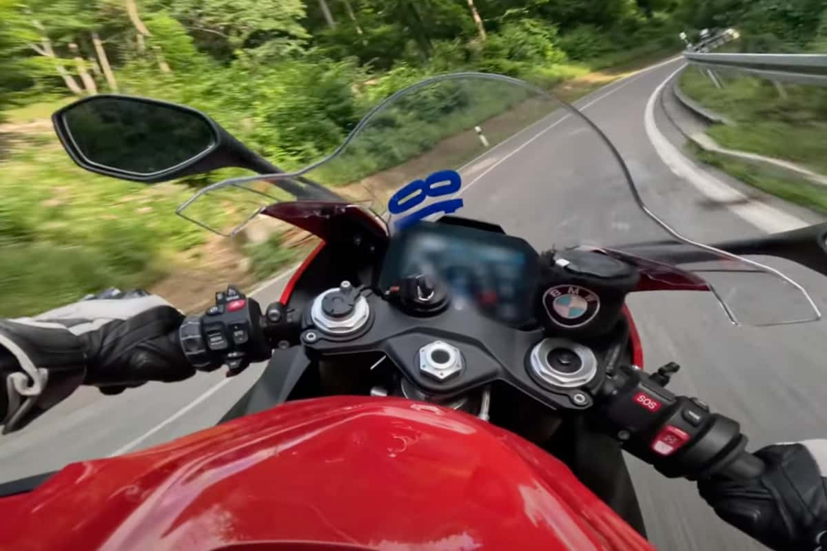 BMW S1000RR speedometer blurring example