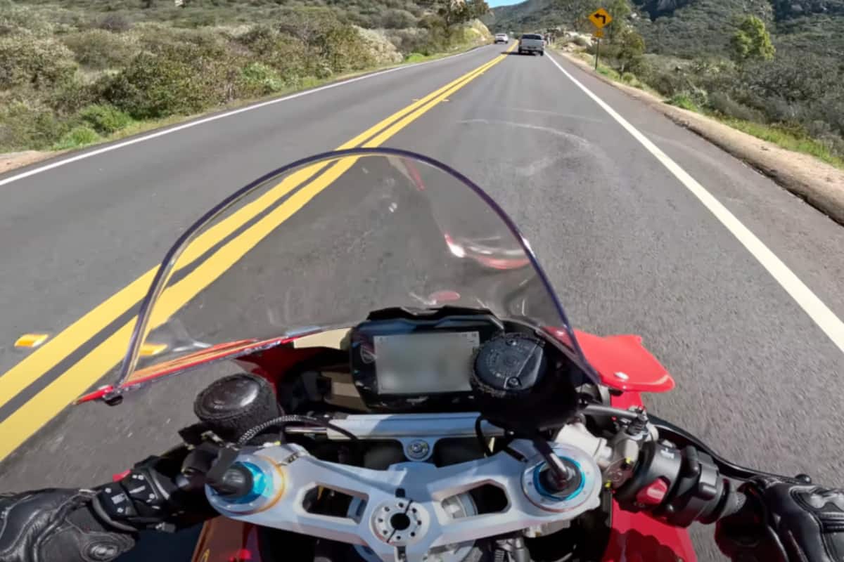 Ducati Panigale V4 speedometer blurring example